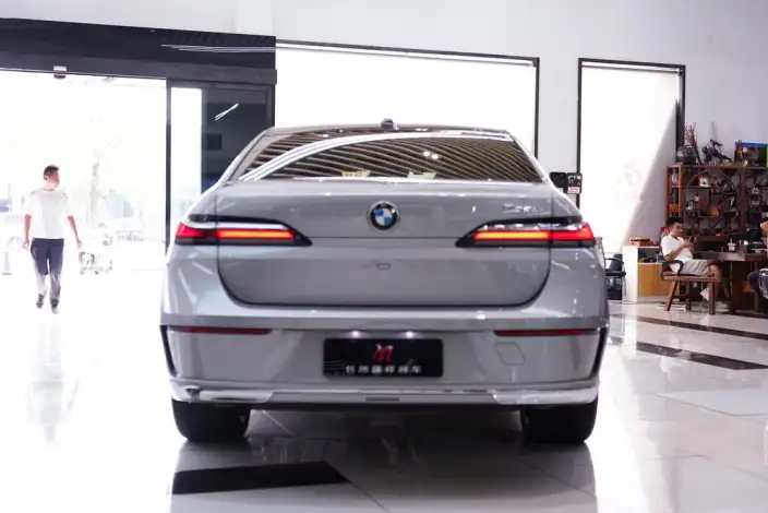 BMW 7 Series 2023 Model 735Li Luxury Set – фото 5