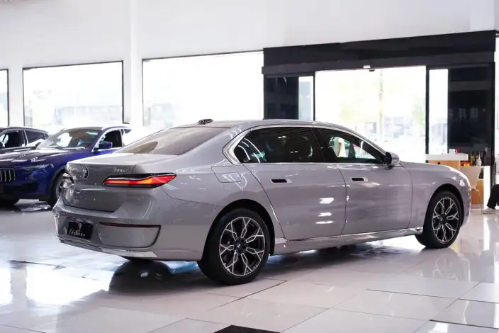 BMW 7 Series 2023 Model 735Li Luxury Set – фото 6