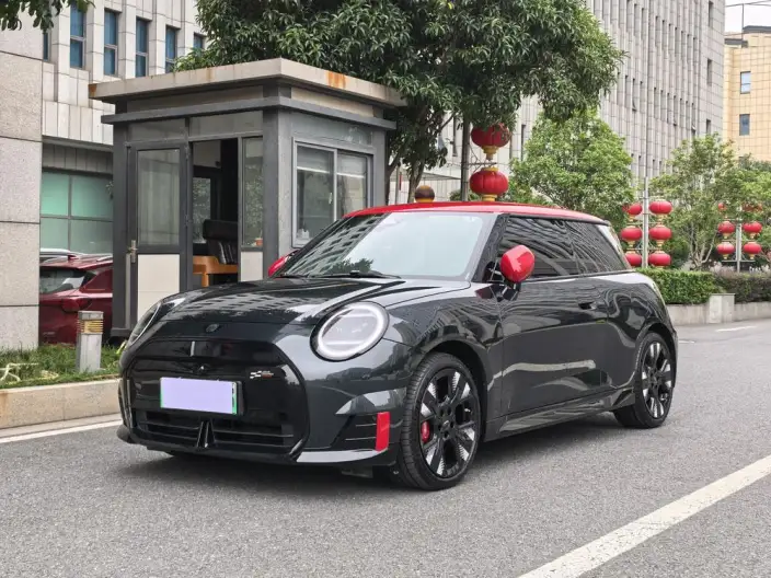 ElectricMINI JCW 2026 Model JOHN COOPER WORKS