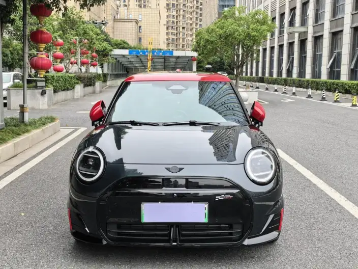 ElectricMINI JCW 2026 Model JOHN COOPER WORKS