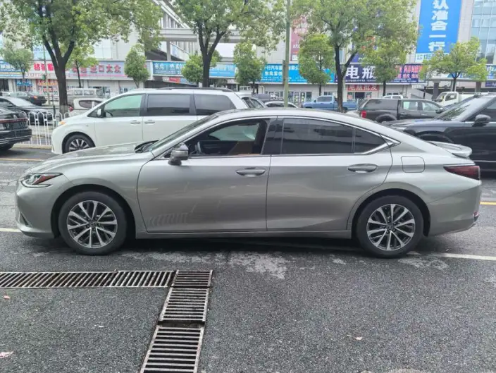 Lexus ES 2022 Model 300h Superior Edition – фото 2