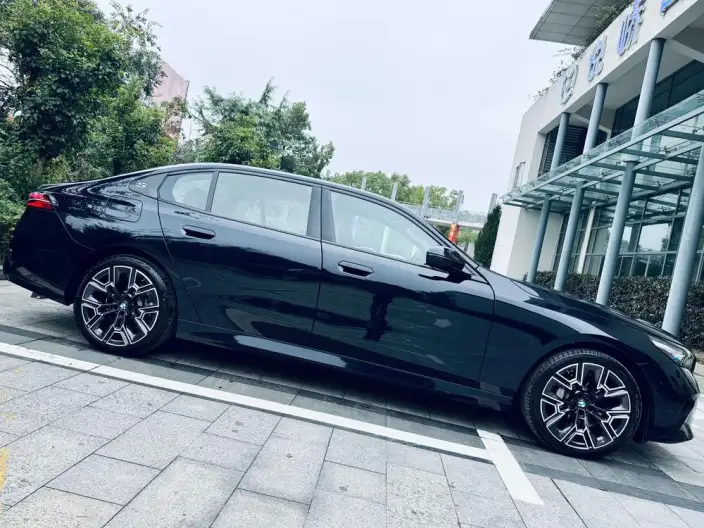 BMW 5 Series 2026 Model 530Li Exclusive Model M Sports Set – фото 7