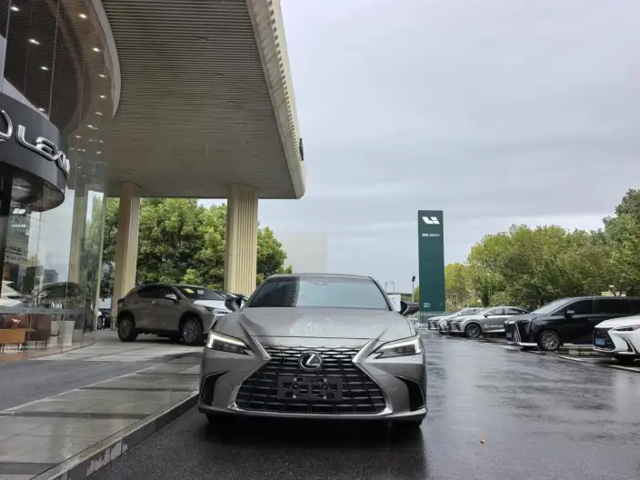 Lexus ES 2025 Model 300h Premium – фото 2