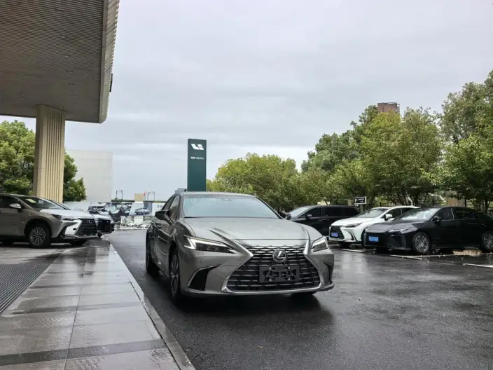 Lexus ES 2025 Model 300h Premium – фото 3
