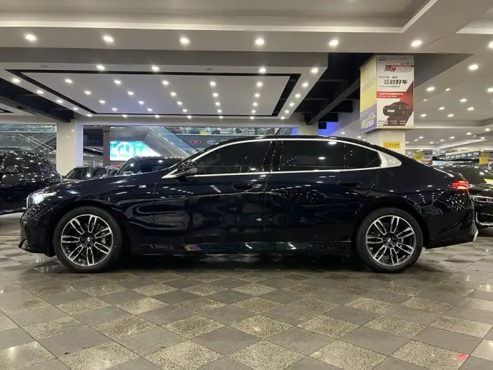 BMW 5 Series 2024 Model 530Li Exclusive Model M Sports Set – фото 3