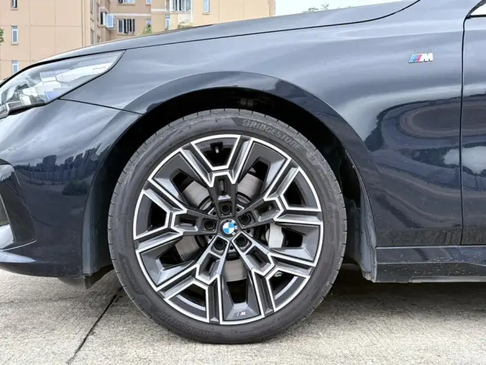 BMW 5 Series 2025 Model 530Li Exclusive Model M Sports Set – фото 9