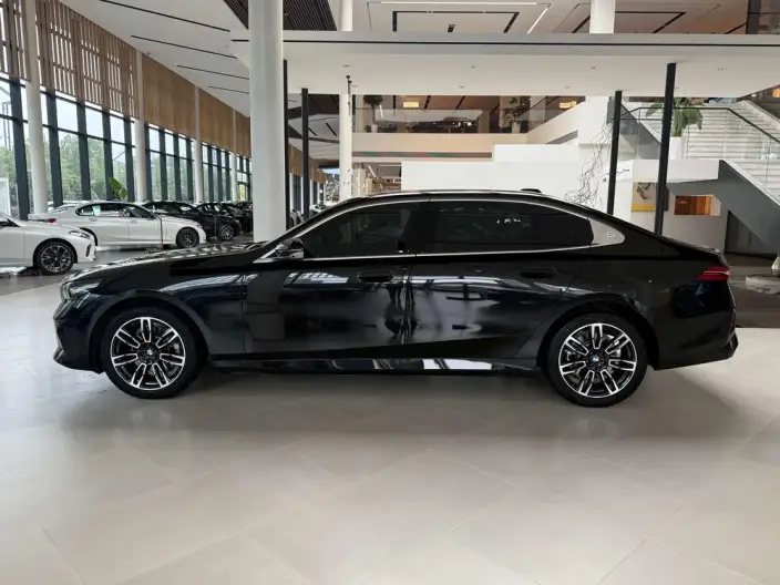 BMW 5 Series 2026 Model 525Li M Sports Set – фото 3