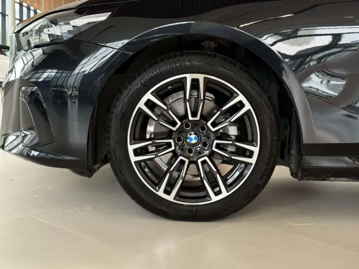 BMW 5 Series 2026 Model 525Li M Sports Set – фото 8