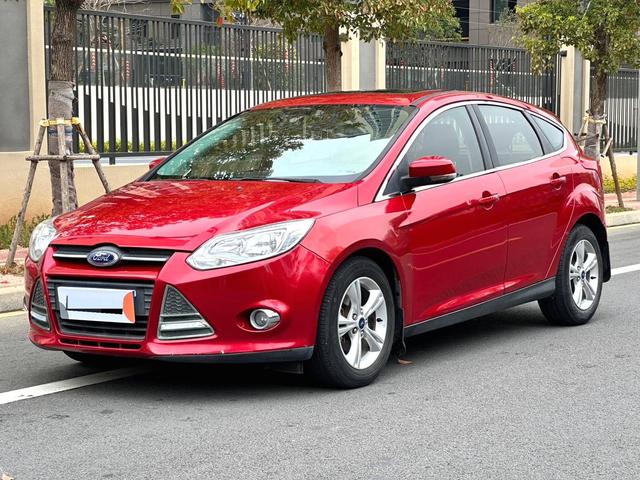 Ford Focus 2012 Hatchback 1.6L Automatic Style – фото 1