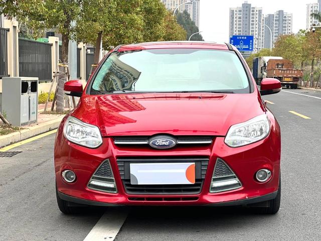 Ford Focus 2012 Hatchback 1.6L Automatic Style – фото 2