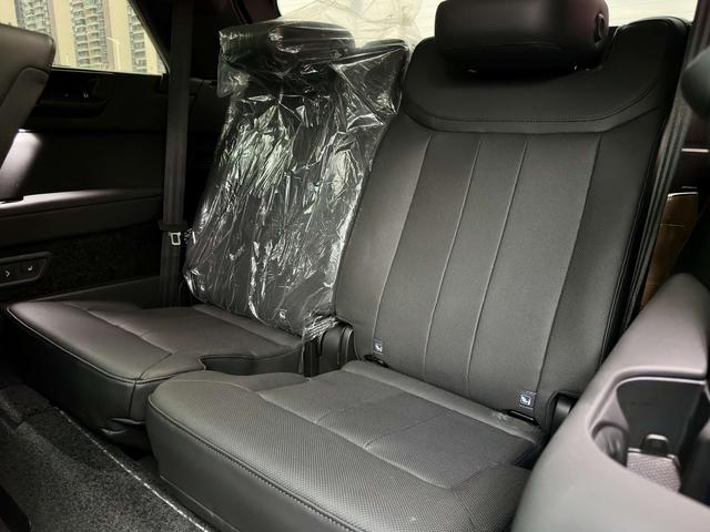 Range Rover 2023 3.0 L6 400PS Centurion Seven Seater Plus – фото 13
