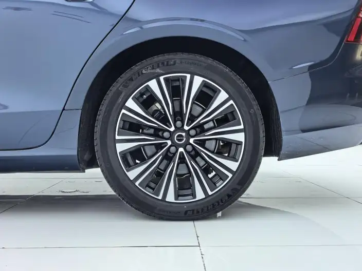 Volvo S60 2024 Model B4 Smart Range Deluxe Edition – фото 7