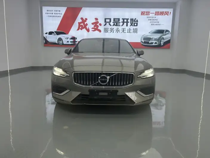 Volvo S60 PHEV 2022 Model T8 E Drive Hybrid 4WD Smart Elegance Sports Edition – фото 2