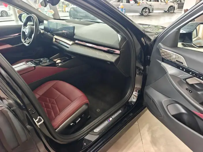 BMW 5 Series 2025 Model 530Li Exclusive Model M Sports Set – фото 10