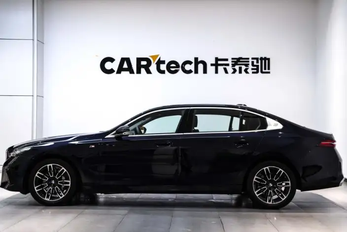 BMW 5 Series 2025 Model 530Li Leading Model M Sports Set – фото 3