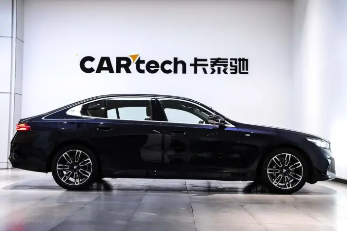 BMW 5 Series 2025 Model 530Li Leading Model M Sports Set – фото 6