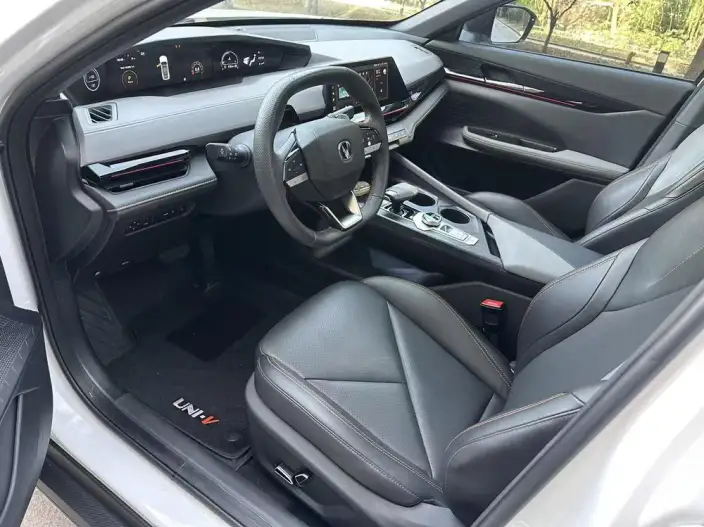 Changan UNI-V 2023 Model 1.5T Exclusive Model – фото 9