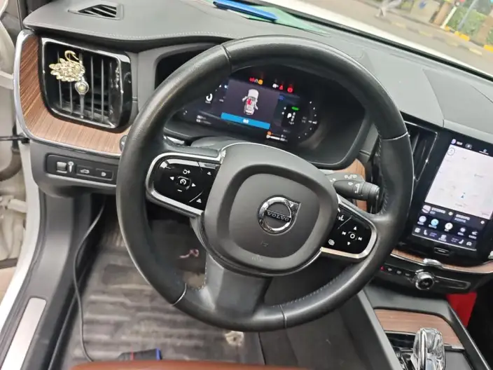 Volvo XC60 PHEV 2022 Model T8 4WD Smart Range Deluxe Edition – фото 6