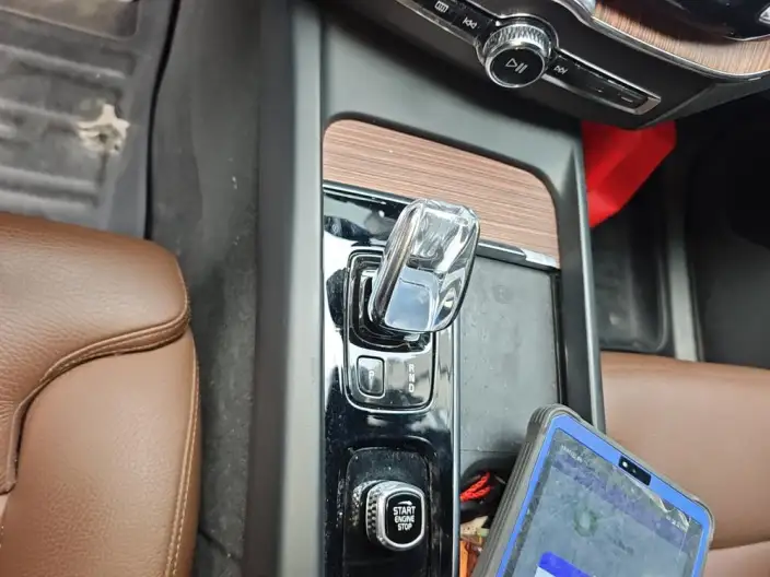Volvo XC60 PHEV 2022 Model T8 4WD Smart Range Deluxe Edition – фото 8