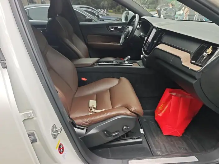 Volvo XC60 PHEV 2022 Model T8 4WD Smart Range Deluxe Edition – фото 10