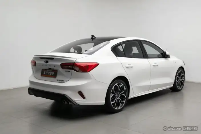Ford Focus 2020 Model Sedan EcoBoost 180 Automatic ST Line – фото 3