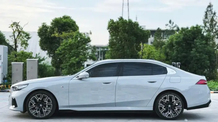 BMW 5 Series 2024 Model 530Li Exclusive Model M Sports Set – фото 4