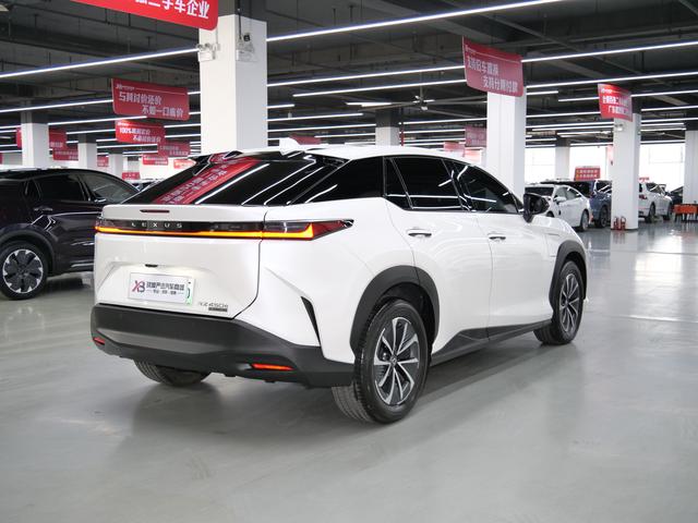 Lexus RZ 2023 450e DIRECT4 Premium – фото 2