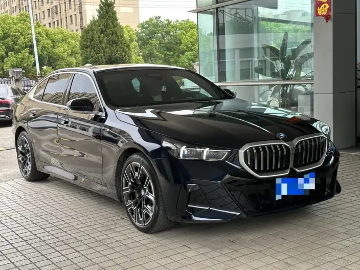 BMW 5 Series 2025 Model 530Li Exclusive Model M Sports Set – фото 3