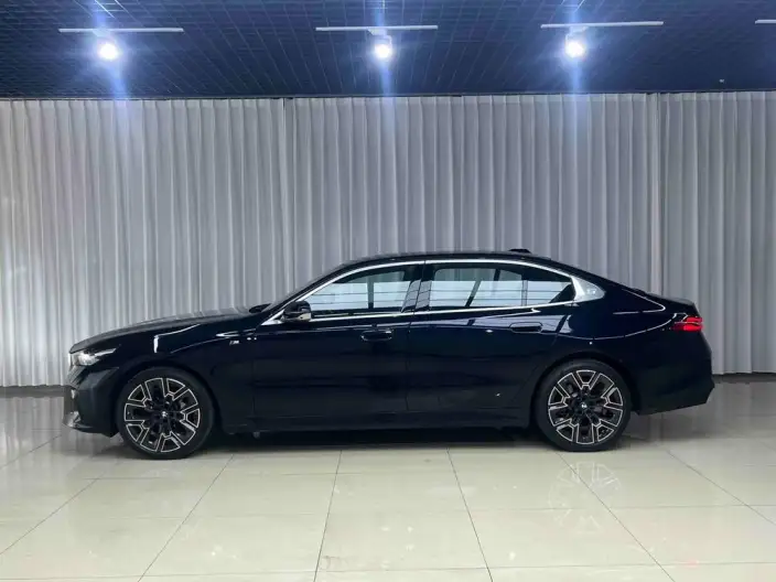 BMW 5 Series 2025 Model 530Li Exclusive Model M Sports Set – фото 4