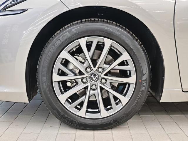 Lexus ES 2025 200 Premium – фото 4
