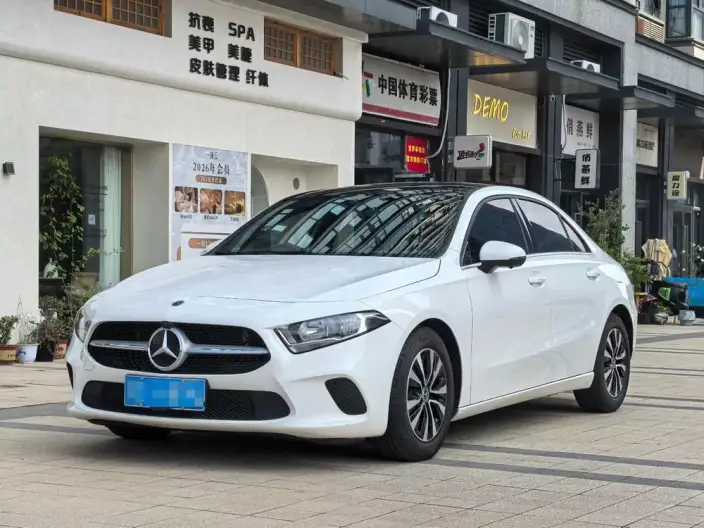 Mercedes-Benz A-class 2020 Model A 180 L – фото 1