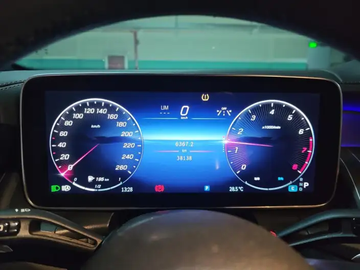 Mercedes-Benz GLC 2023 Model GLC 260 L 4MATIC Luxury Model 7 seat – фото 6