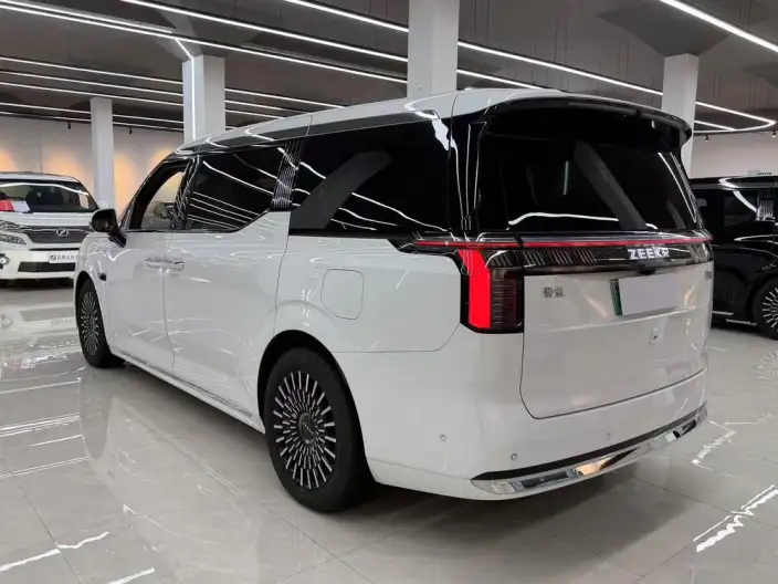 ZEEKR 009 2025 Model VI seat Executive Edition 4WD 108kWh – фото 4