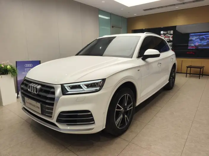 Audi Q5L 2020 Model 45 TFSI Exclusive Fashion Model – фото 1