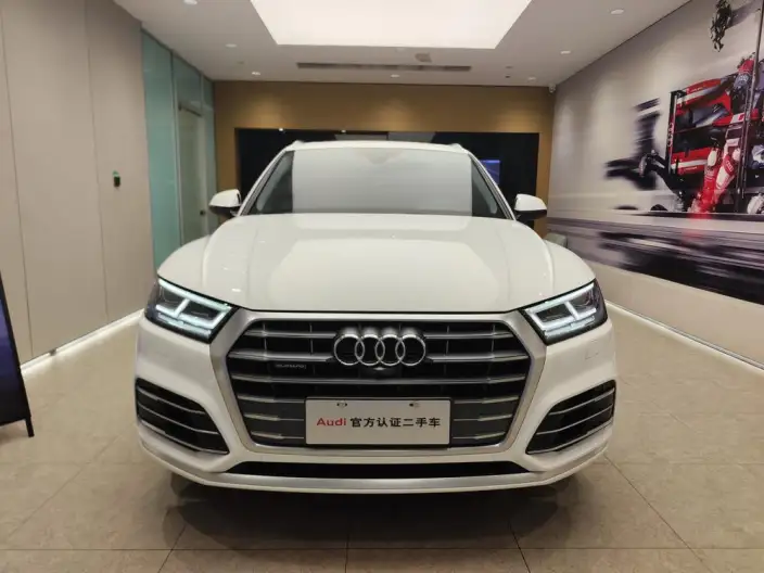 Audi Q5L 2020 Model 45 TFSI Exclusive Fashion Model – фото 2