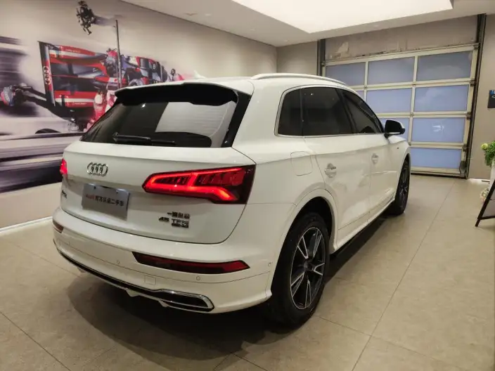 Audi Q5L 2020 Model 45 TFSI Exclusive Fashion Model – фото 4
