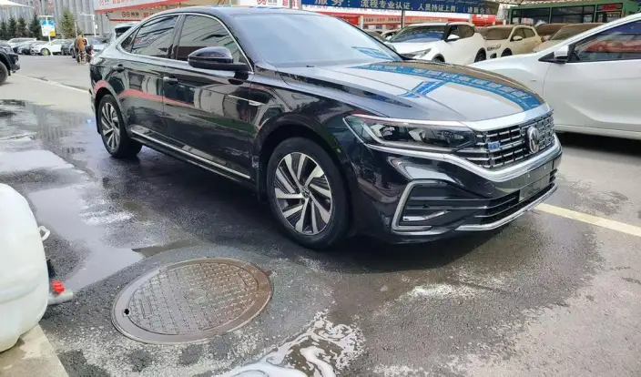 Volkswagen Passat PHEV 2022 Model 430PHEV Hybrid Deluxe Edition – фото 3