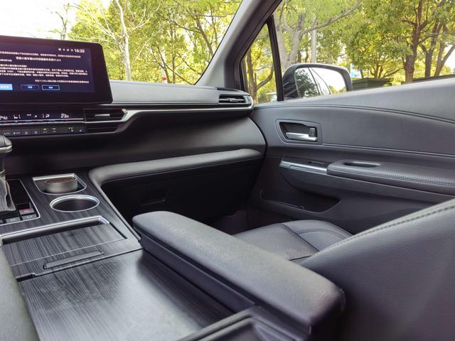 Toyota Sienna 2021 2.5L Hybrid Premium – фото 16