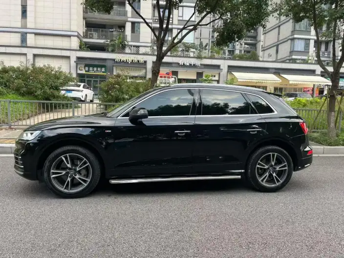 Audi Q5L 2020 Model 45 TFSI Exclusive Fashion Model – фото 4