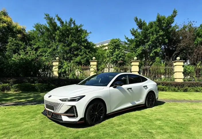 Changan UNI-V 2022 Model 1.5T Sports Edition – фото 1
