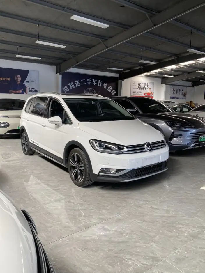 Volkswagen Touran L 2021 Model 280TSI DSG Explore Deluxe Edition 7 seat – фото 3