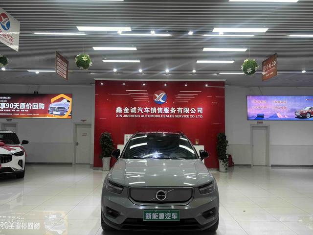 Volvo XC40 EV 2023 Long Range Pro – фото 2