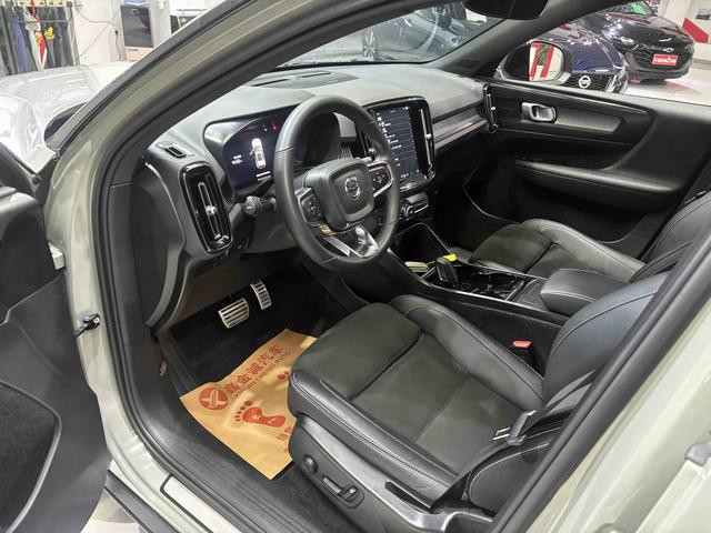 Volvo XC40 EV 2023 Long Range Pro – фото 8