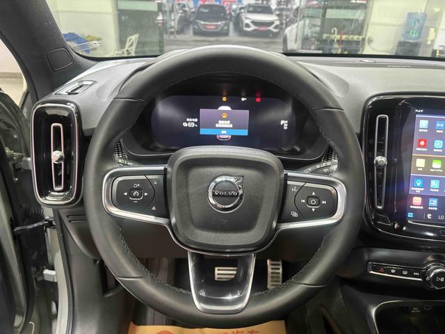 Volvo XC40 EV 2023 Long Range Pro – фото 12