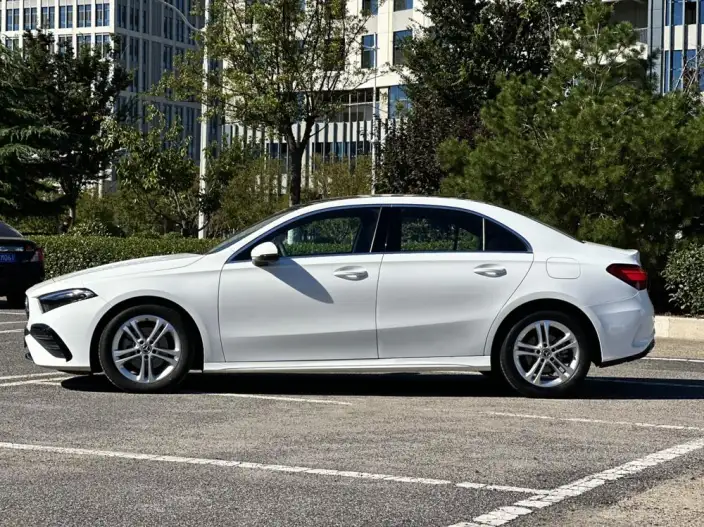 Mercedes-Benz A-class 2024 Model A 180 L – фото 3
