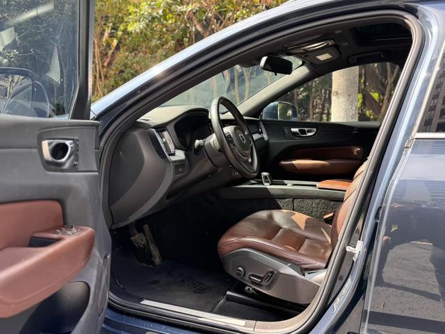 Volvo XC60 2023 B5 AWD Intelligent Far Luxury – фото 3