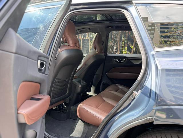 Volvo XC60 2023 B5 AWD Intelligent Far Luxury – фото 4