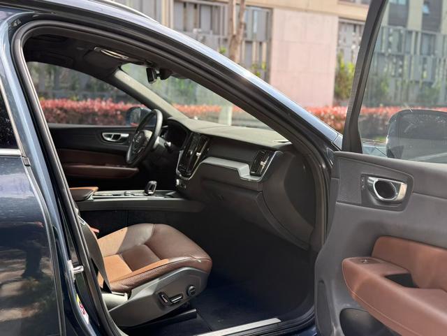 Volvo XC60 2023 B5 AWD Intelligent Far Luxury – фото 6