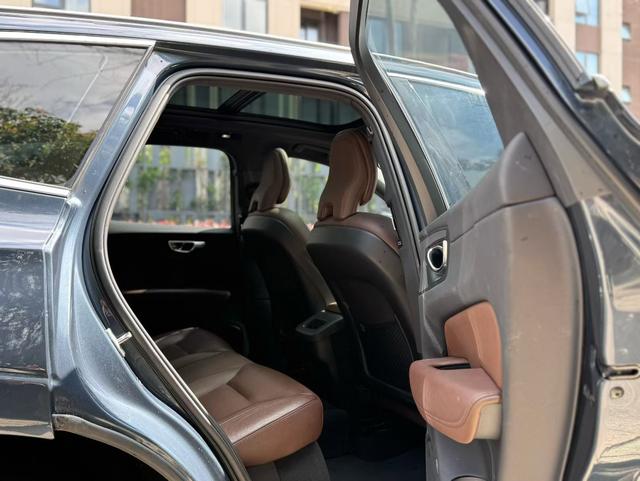 Volvo XC60 2023 B5 AWD Intelligent Far Luxury – фото 7
