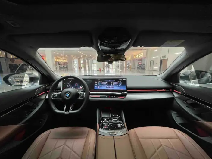 BMW 5 Series 2024 Model 525Li M Sports Set – фото 9